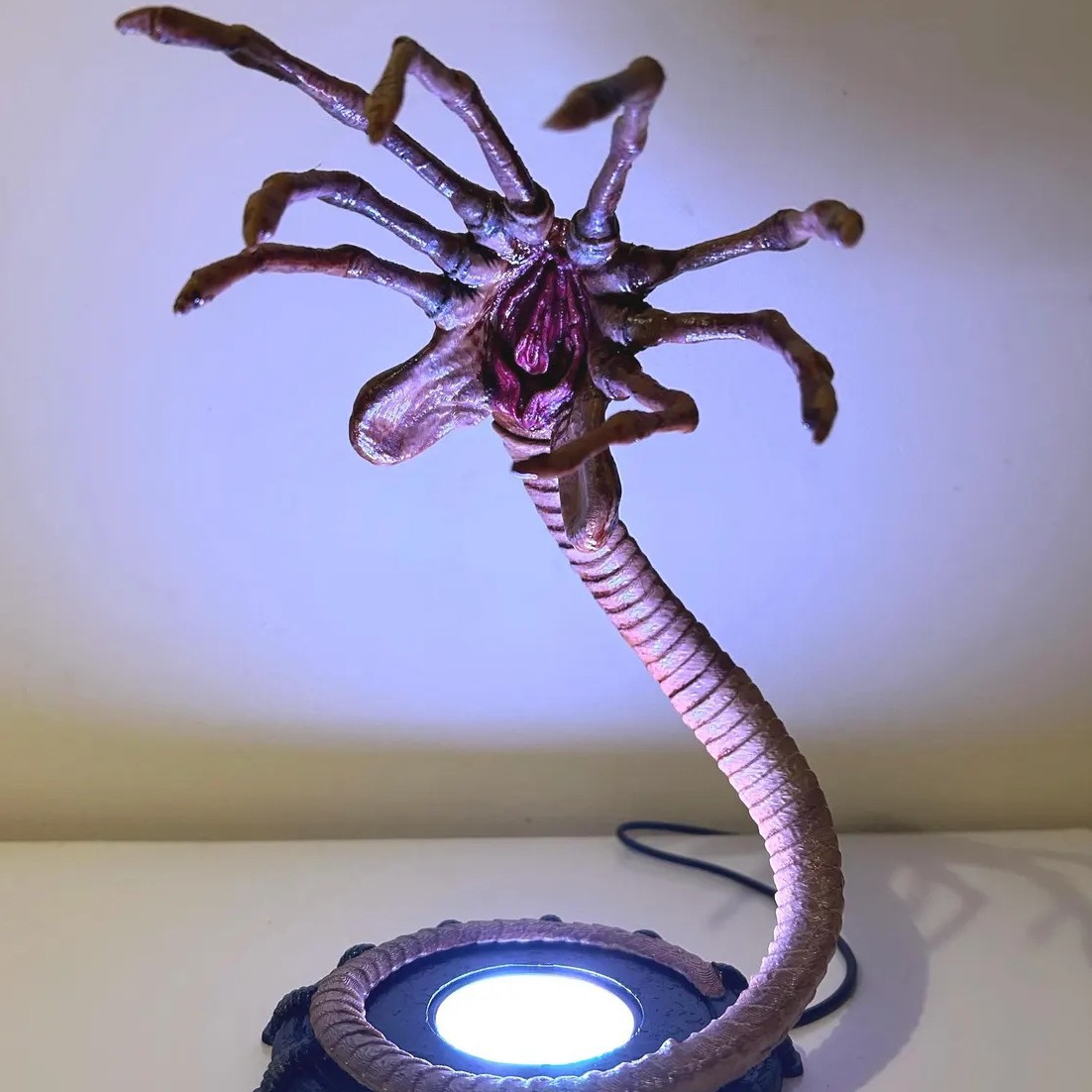 Lampka nocna Alien Facehugger, – Home Lighting And Decor recenzja i cena